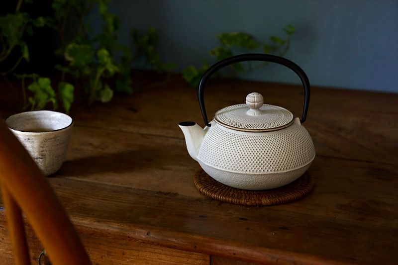 南部鉄器 】鉄ポット（大） ホワイト 5型急須 | TOKILABOトキラボ